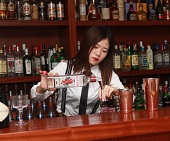 天蓝鸡尾酒调制學(xué)员实操【调酒师培训】